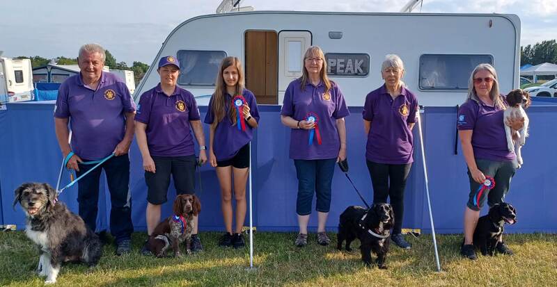 Ron & Dylan, Kerry & Fern, Boxloader Holly, Jackie & Darcey, Trainer Teresa, Rachel with Harley and puppy Nala (future team member!)